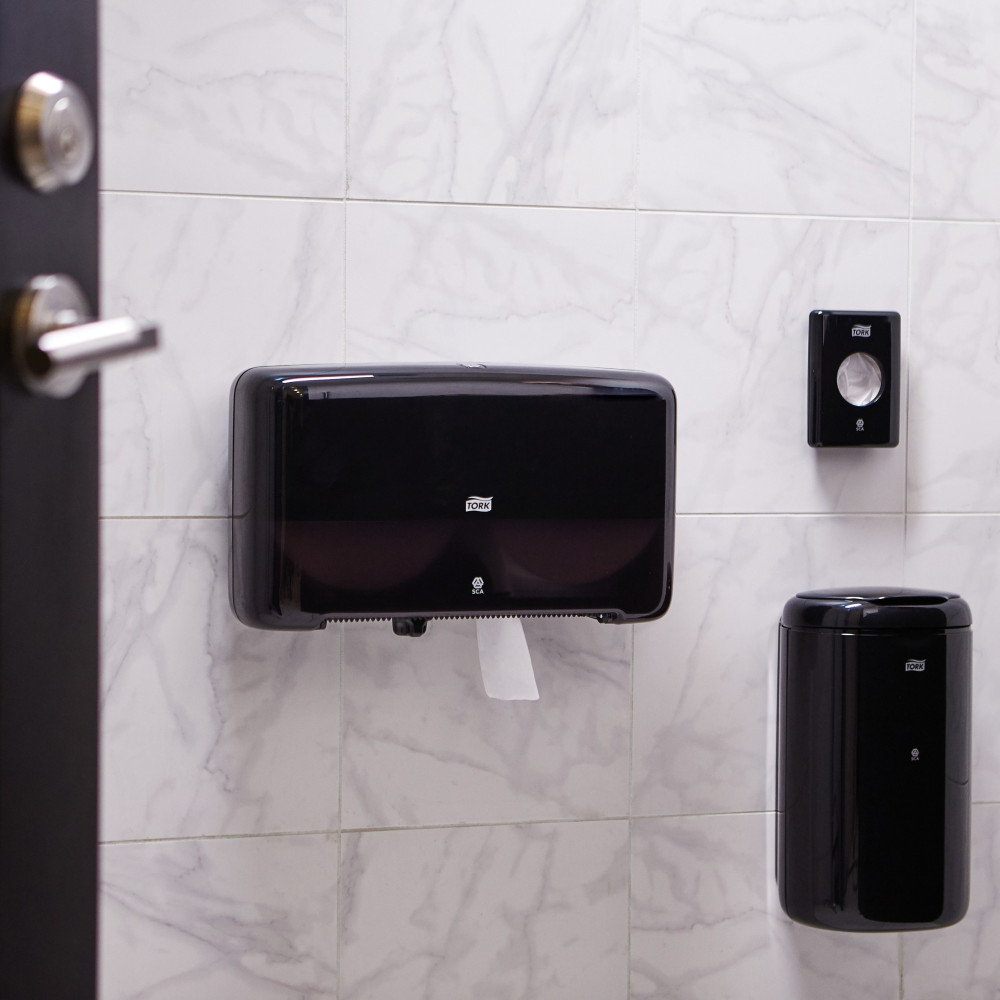 Диспенсер для гигиенических пакетов Tork Elevation пластиковый черный 100х140х36 мм