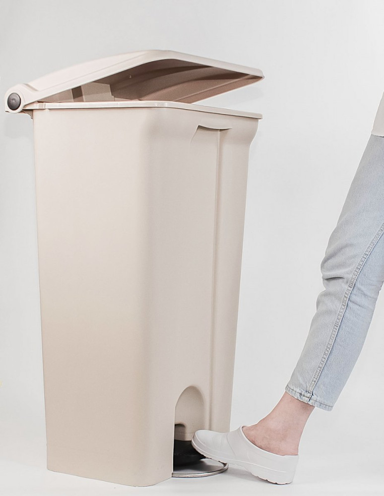 Контейнер для мусора пластиковый One Chef Step On бежевый с педалью 87 л 500х825х400 мм