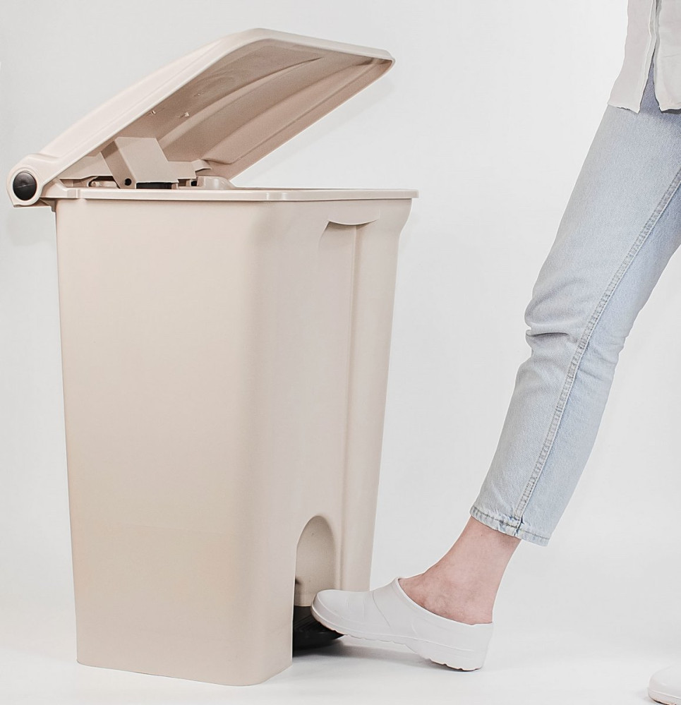 Контейнер для мусора пластиковый One Chef Step On бежевый с педалью 68 л 500х660х400 мм