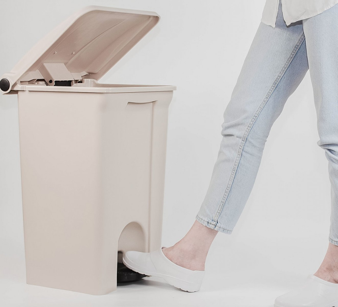 Контейнер для мусора пластиковый One Chef Step On бежевый с педалью 45 л 400х600х370 мм