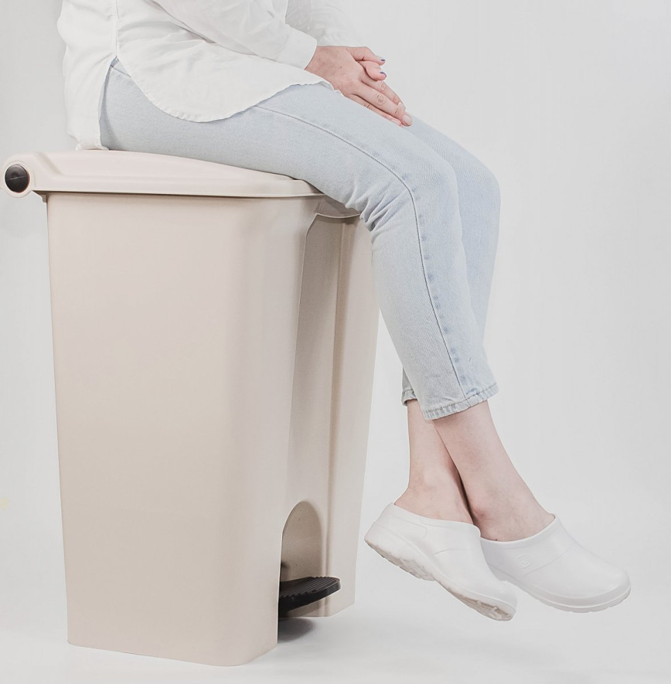 Контейнер для мусора пластиковый One Chef Step On бежевый с педалью 45 л 400х600х370 мм