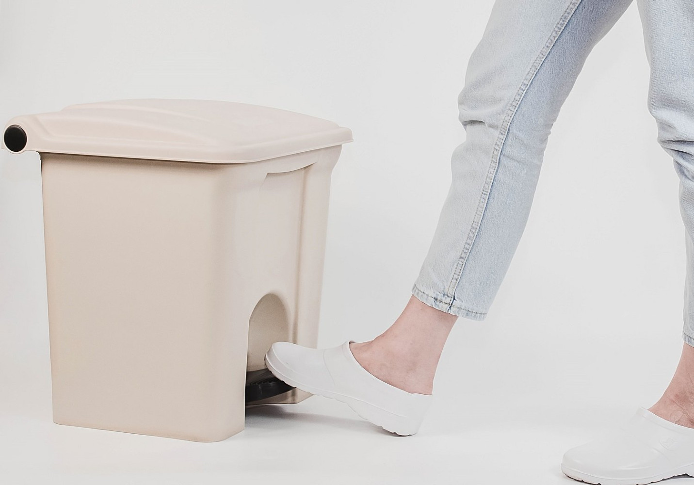 Контейнер для мусора пластиковый One Chef Step On бежевый с педалью 30 л 380х430х370 мм