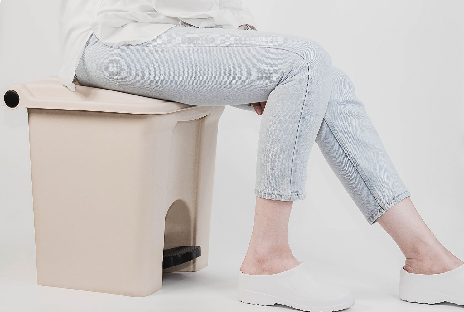 Контейнер для мусора пластиковый One Chef Step On бежевый с педалью 30 л 380х430х370 мм